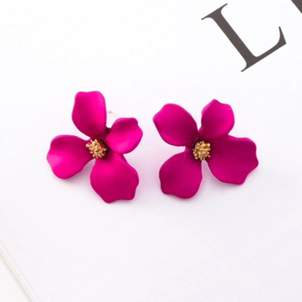 “Riya” Minimalist Cute Gold Floral Stud Earring - Picture 1 of 13